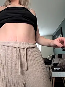 Snapshot of NaomiAndFriends chatting on October 17, 2025, 11:46 am NaomiAndFriends online show from October 17, 2025, 11:46 am