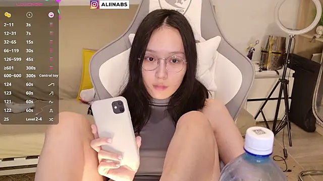 Snapshot of aliiiiiina chatting on December 21, 2024, 1:47 am aliiiiiina online show from December 21, 2024, 1:47 am