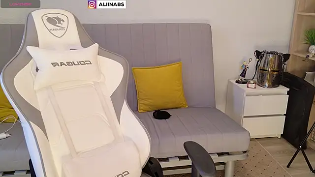 Snapshot of aliiiiiina chatting on January 2, 2025, 3:26 am aliiiiiina online show from January 2, 2025, 3:26 am