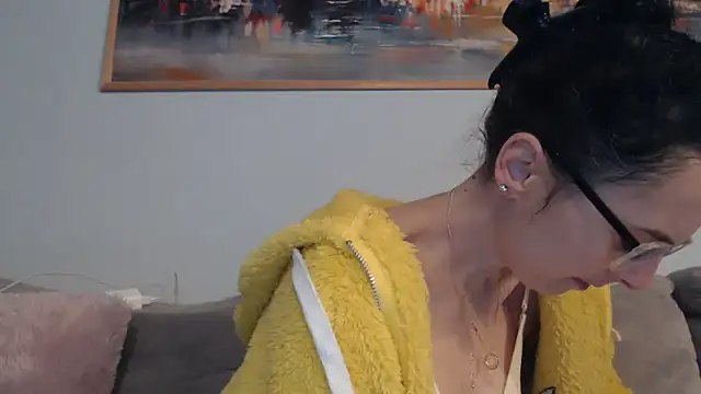 Snapshot of cleophee chatting on April 2, 2026, 5:49 am cleophee online show from April 2, 2026, 5:49 am