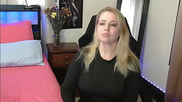 Snapshot of HollieBim chatting on December 5, 2024, 3:06 pm HollieBim online show from December 5, 2024, 3:06 pm