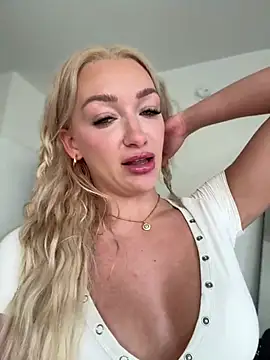 Snapshot of SerenaCloud chatting on February 5, 2025, 10:12 pm SerenaCloud online show from February 5, 2025, 10:12 pm