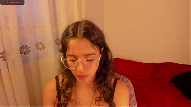 Snapshot of aluna_0310 chatting on December 5, 2024, 10:56 pm aluna 0310 online show from December 5, 2024, 10:56 pm