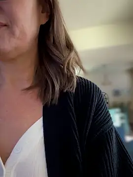 MaiseKnox online show from November 30, 2025, 5:17 pm