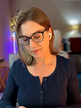Snapshot of MaiseKnox chatting on May 6, 2026, 6:13 pm MaiseKnox online show from May 6, 2026, 6:13 pm