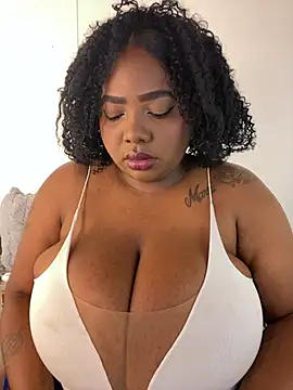 Snapshot of angelGgold chatting on July 18, 2026, 12:31 pm angelGgold online show from July 18, 2026, 12:31 pm