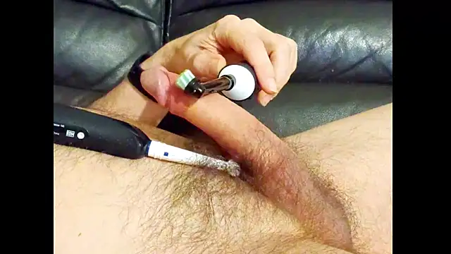 hairyuncut00 online show from April 16, 2026, 8:48 am