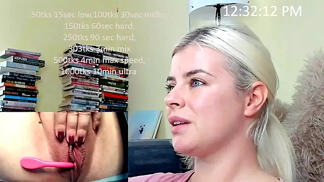 Snapshot of queenofthenighttt chatting on November 20, 2025, 11:32 am queenofthenighttt online show from November 20, 2025, 11:32 am