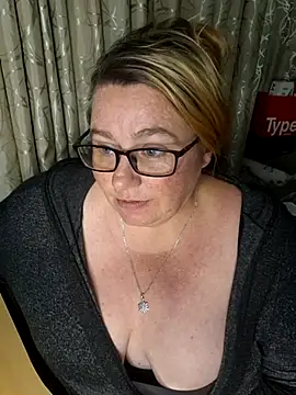 Snapshot of Iceprincess2bad4u chatting on October 18, 2025, 5:25 pm Iceprincess2bad4u online show from October 18, 2025, 5:25 pm