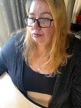 Snapshot of Iceprincess2bad4u chatting on November 2, 2025, 6:38 am Iceprincess2bad4u online show from November 2, 2025, 6:38 am