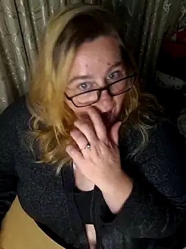 Snapshot of Iceprincess2bad4u chatting on November 10, 2025, 6:18 pm Iceprincess2bad4u online show from November 10, 2025, 6:18 pm