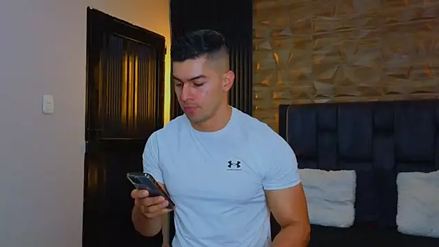 Snapshot of FelipeAndMarcello3 chatting on February 14, 2025, 10:47 pm FelipeAndMarcello3 online show from February 14, 2025, 10:47 pm