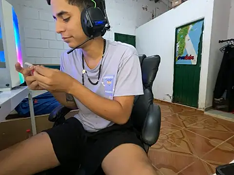 Max TheHorseDick online show from April 16, 2026, 7:47 pm