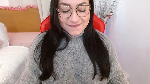 Snapshot of lucy_luu_ chatting on January 1, 2025, 5:00 pm lucy luu online show from January 1, 2025, 5:00 pm