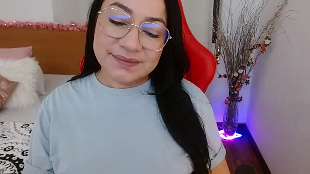 Snapshot of lucy_luu_ chatting on January 4, 2025, 5:26 pm lucy luu online show from January 4, 2025, 5:26 pm