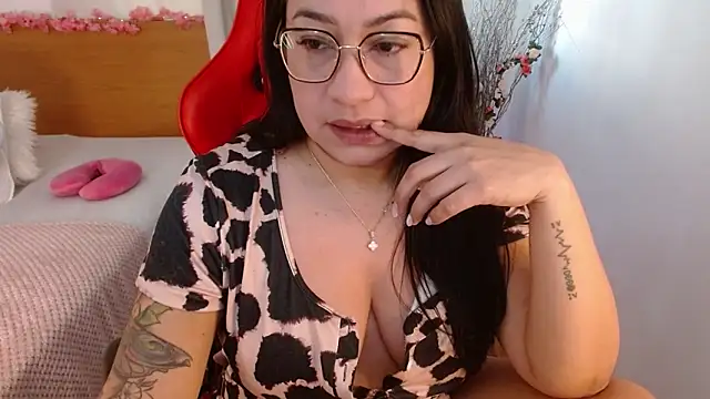 Snapshot of lucy_luu_ chatting on January 14, 2025, 2:43 pm lucy luu online show from January 14, 2025, 2:43 pm