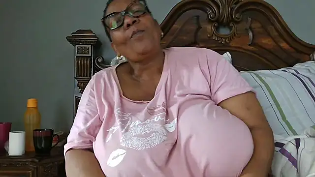 Snapshot of SEXYBOOBSNASS chatting on November 3, 2025, 6:03 am SEXYBOOBSNASS online show from November 3, 2025, 6:03 am