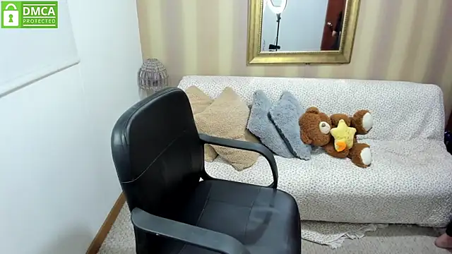 NicolettColin online show from October 8, 2025, 8:39 pm