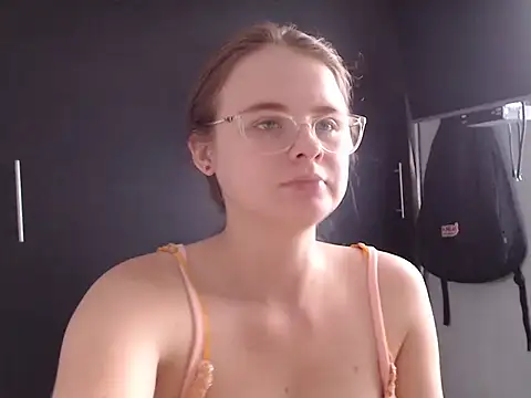 Snapshot of HellenMiyer1111 chatting on February 6, 2025, 6:46 pm HellenMiyer1111 online show from February 6, 2025, 6:46 pm