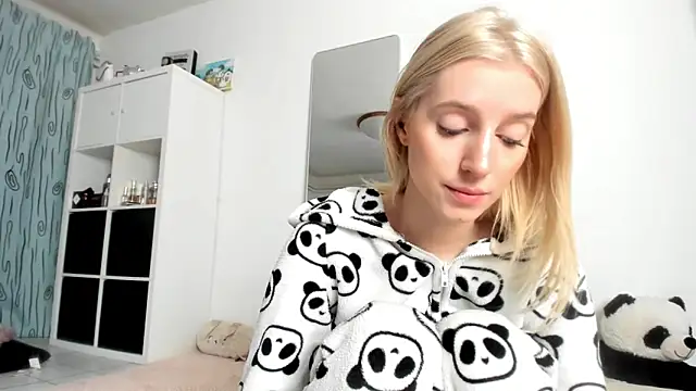 KenzieDawton online show from October 26, 2025, 4:29 am