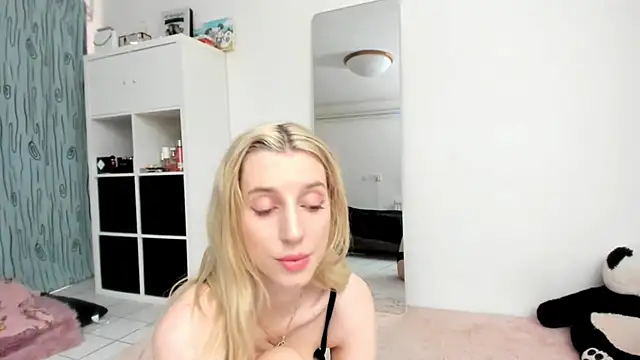 Snapshot of KenzieDawton chatting on July 2, 2026, 12:22 pm KenzieDawton online show from July 2, 2026, 12:22 pm