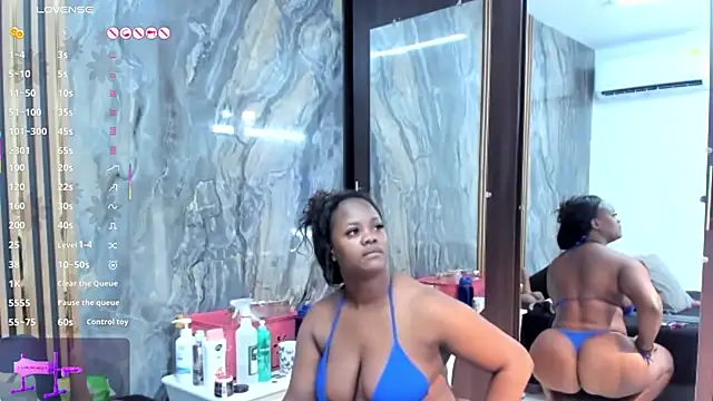 Snapshot of LauraSaenz01 chatting on March 2, 2025, 3:24 am LauraSaenz01 online show from March 2, 2025, 3:24 am