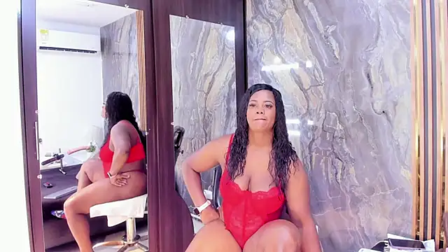 Snapshot of LauraSaenz01 chatting on November 8, 2025, 3:39 am LauraSaenz01 online show from November 8, 2025, 3:39 am