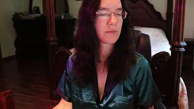 Snapshot of thornburyrose chatting on June 17, 2026, 10:50 am thornburyrose online show from June 17, 2026, 10:50 am