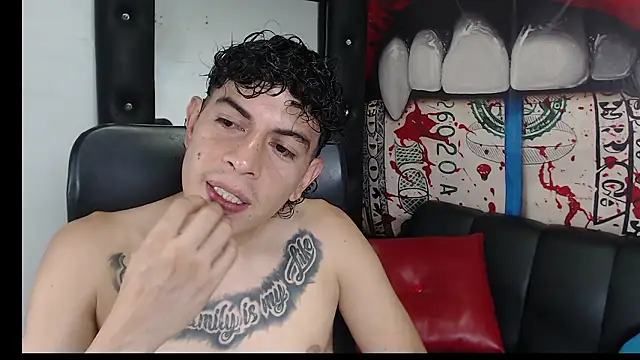 Snapshot of Strongernastyx chatting on December 1, 2024, 8:53 pm Strongernastyx online show from December 1, 2024, 8:53 pm