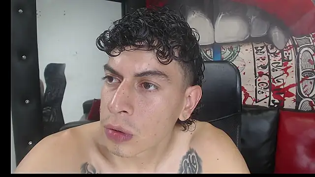 Snapshot of Strongernastyx chatting on December 3, 2024, 10:18 pm Strongernastyx online show from December 3, 2024, 10:18 pm