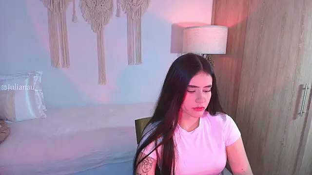 iriswest  online show from November 17, 2025, 12:38 am