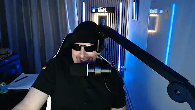 Snapshot of DerPornoPete chatting on November 10, 2025, 8:30 pm DerPornoPete online show from November 10, 2025, 8:30 pm