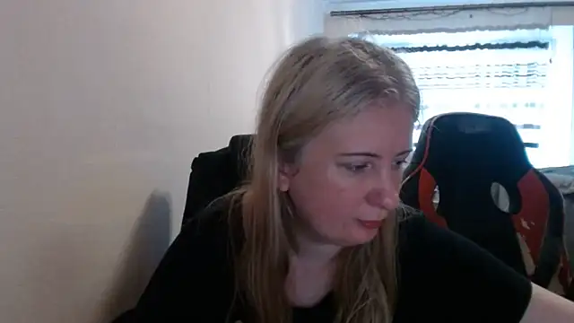 Snapshot of PeterAndJen chatting on June 21, 2026, 6:05 am PeterAndJen online show from June 21, 2026, 6:05 am