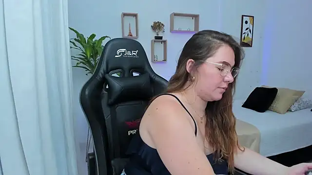 Snapshot of tamy_shine87 chatting on December 14, 2024, 4:23 am tamy shine87 online show from December 14, 2024, 4:23 am