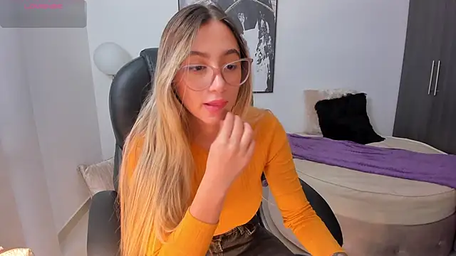 Snapshot of StacyConner chatting on February 8, 2025, 10:19 pm StacyConner online show from February 8, 2025, 10:19 pm