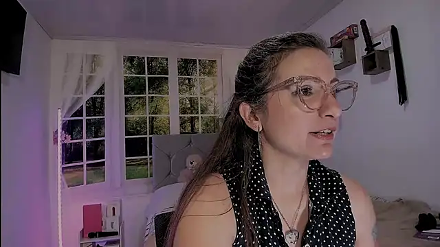 vanessabrown  online show from April 13, 2026, 3:39 pm