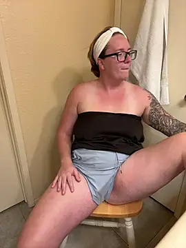 Snapshot of Lizzyloo chatting on December 19, 2024, 10:45 am Lizzyloo online show from December 19, 2024, 10:45 am