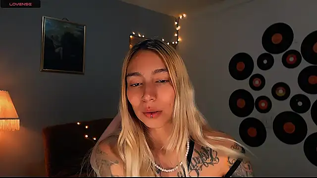 Snapshot of Saucy_Jenn chatting on February 28, 2025, 2:42 am Saucy Jenn online show from February 28, 2025, 2:42 am