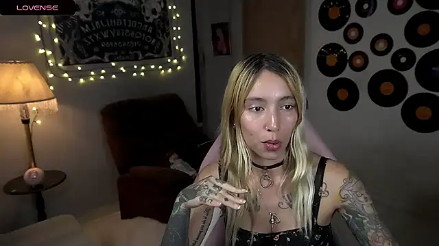 Snapshot of Saucy_Jenn chatting on March 23, 2025, 1:09 am Saucy Jenn online show from March 23, 2025, 1:09 am