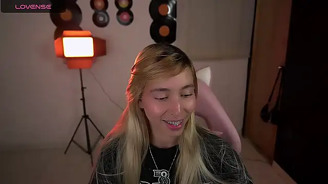 Saucy Jenn online show from April 10, 2026, 4:28 am