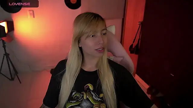 Saucy Jenn online show from April 17, 2026, 3:53 am