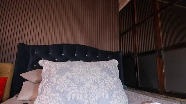 JuliaDawson  online show from February 15, 2026, 11:56 pm