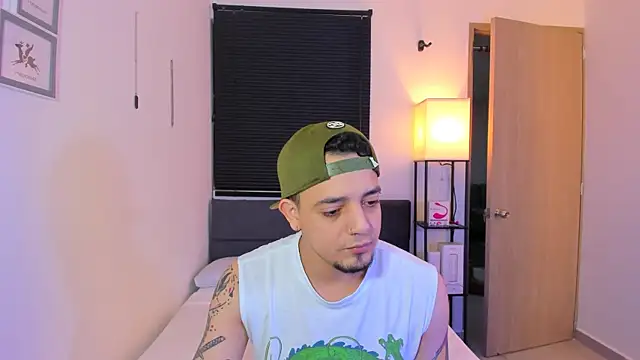 alejandro calderon1 online show from April 22, 2026, 5:54 am