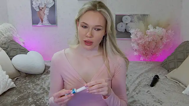 Snapshot of Veronika_Mitchel chatting on March 18, 2025, 5:53 pm Veronika Mitchel online show from March 18, 2025, 5:53 pm