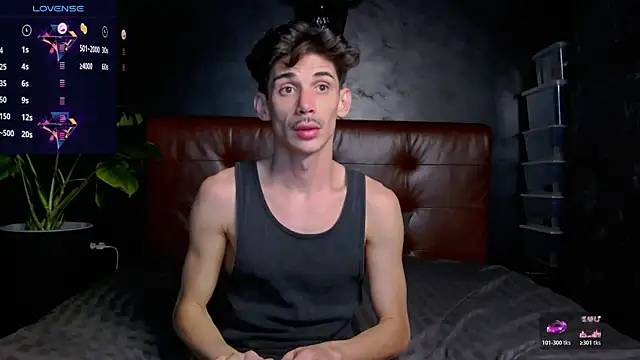 Snapshot of DanielCrush1 chatting on November 4, 2025, 2:05 pm DanielCrush1 online show from November 4, 2025, 2:05 pm