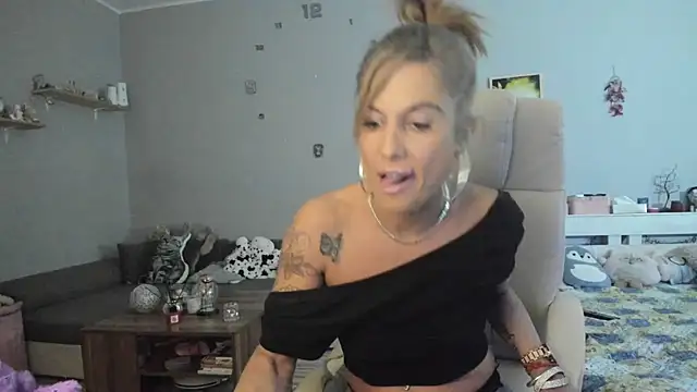 Snapshot of Orchideaxx chatting on February 22, 2025, 6:19 pm Orchideaxx online show from February 22, 2025, 6:19 pm