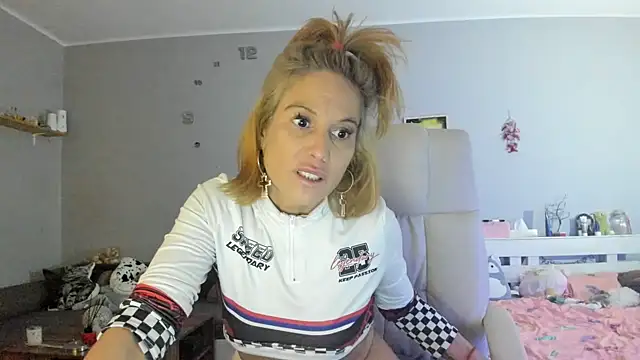 Snapshot of Orchideaxx chatting on March 10, 2025, 1:01 am Orchideaxx online show from March 10, 2025, 1:01 am