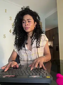 Snapshot of GabriSaenz chatting on December 21, 2024, 10:40 pm GabriSaenz online show from December 21, 2024, 10:40 pm