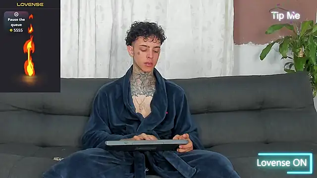 Snapshot of Aron_ford chatting on October 15, 2025, 7:52 am Aron ford online show from October 15, 2025, 7:52 am