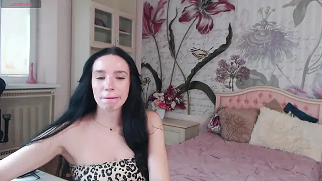 Snapshot of AliciaBow chatting on October 8, 2025, 12:03 pm AliciaBow online show from October 8, 2025, 12:03 pm